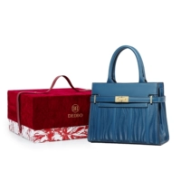 173 полосатого синего цвета с красной подарочной коробкой для шарфов