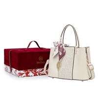 Белый с шелковым шарфом красной подарочной коробкой