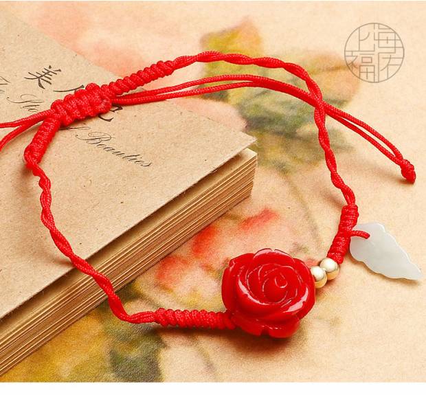 Fuyouju, khói và mưa, bụi đỏ, hạt vàng 14K, hoa hồng đỏ ngọc lục bảo, vòng chân dây màu đỏ ngọc bích lắc chân vàng PNJ