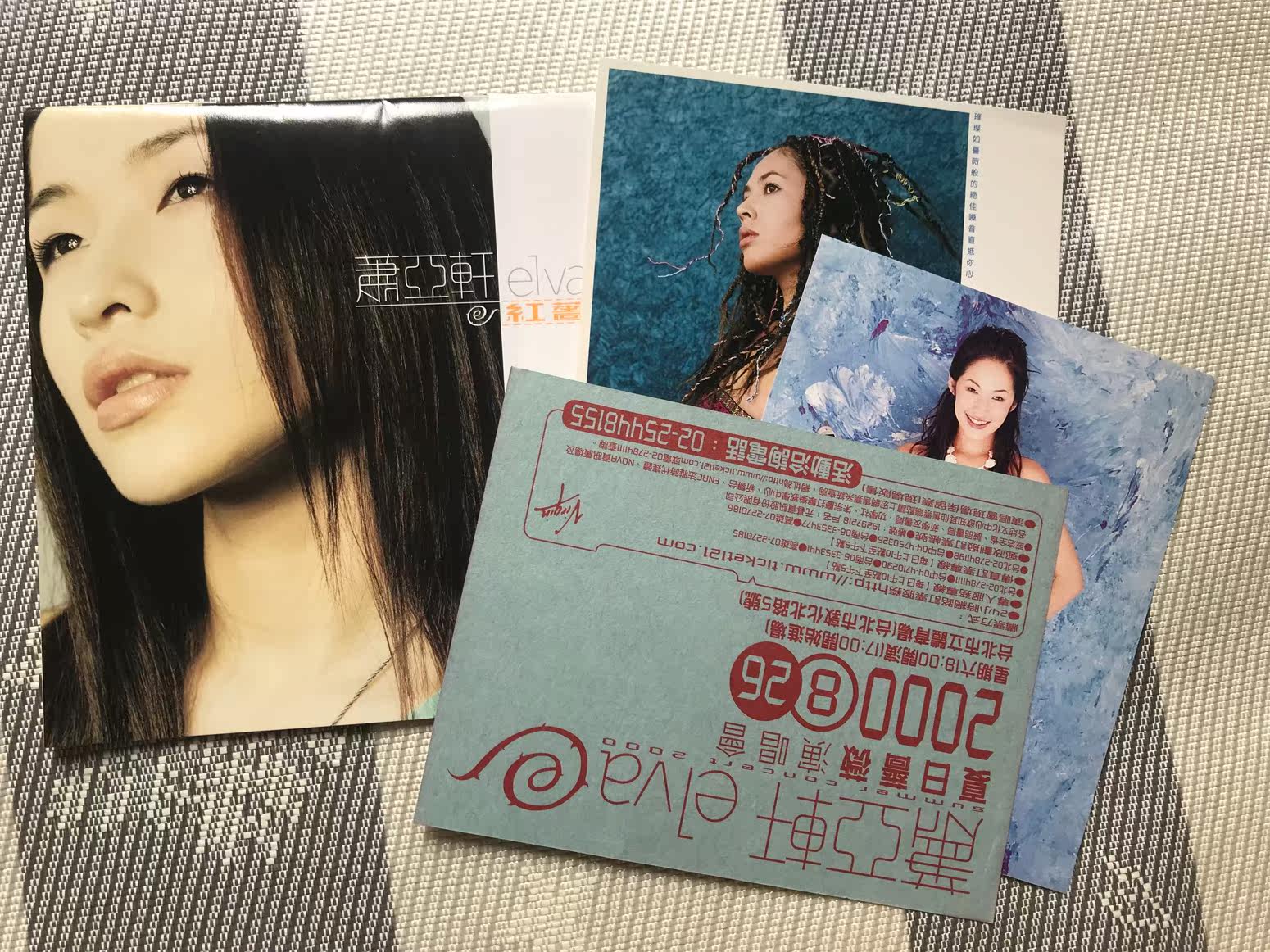 Xiao Yaxuan Red Rose The first edition has a photo DM back card