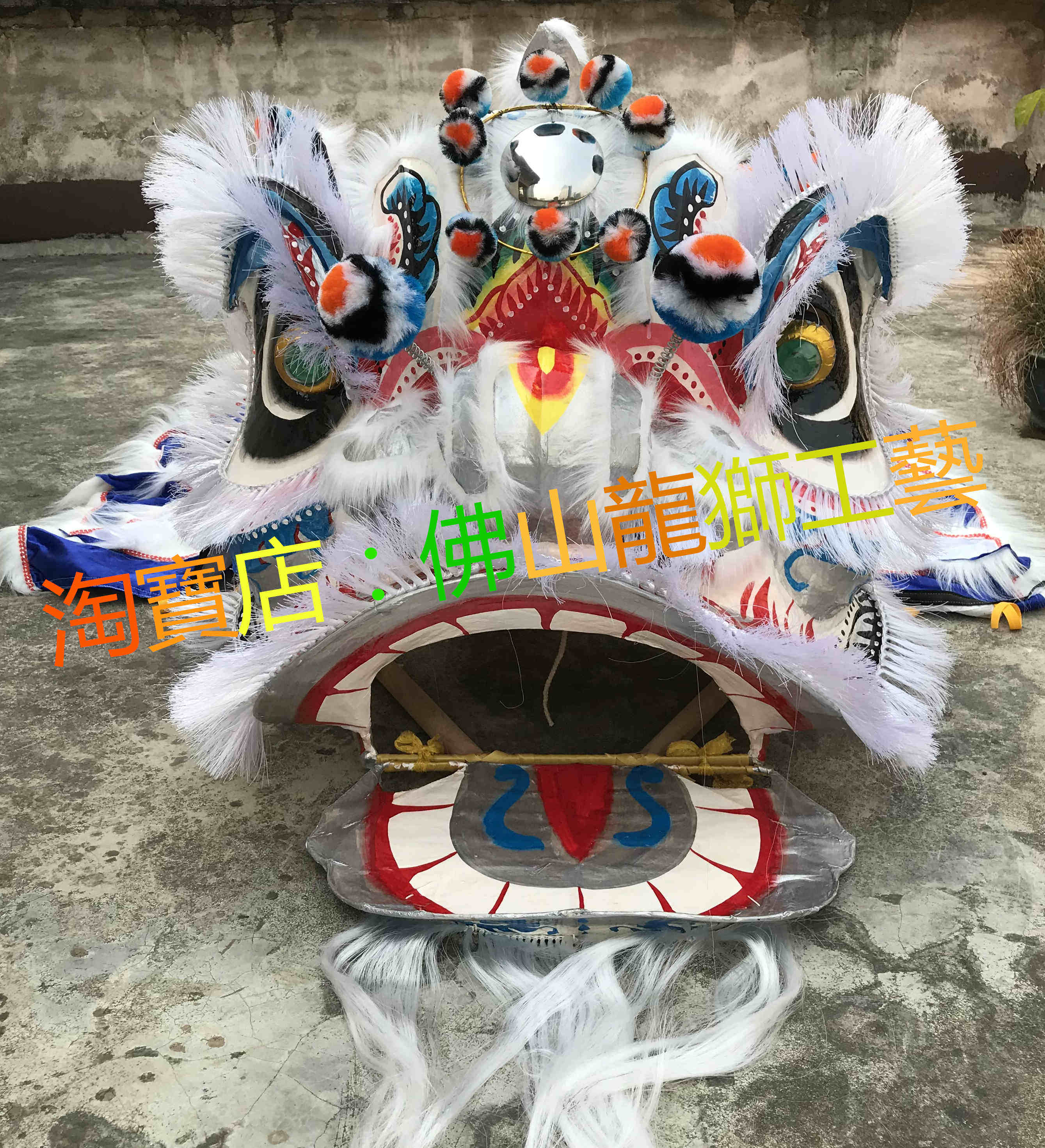 Traditional Foshan Blush Toothbrush with a supergrass pattern waking lion and a set of high - grass color lion dance ) South Lion toothbrush