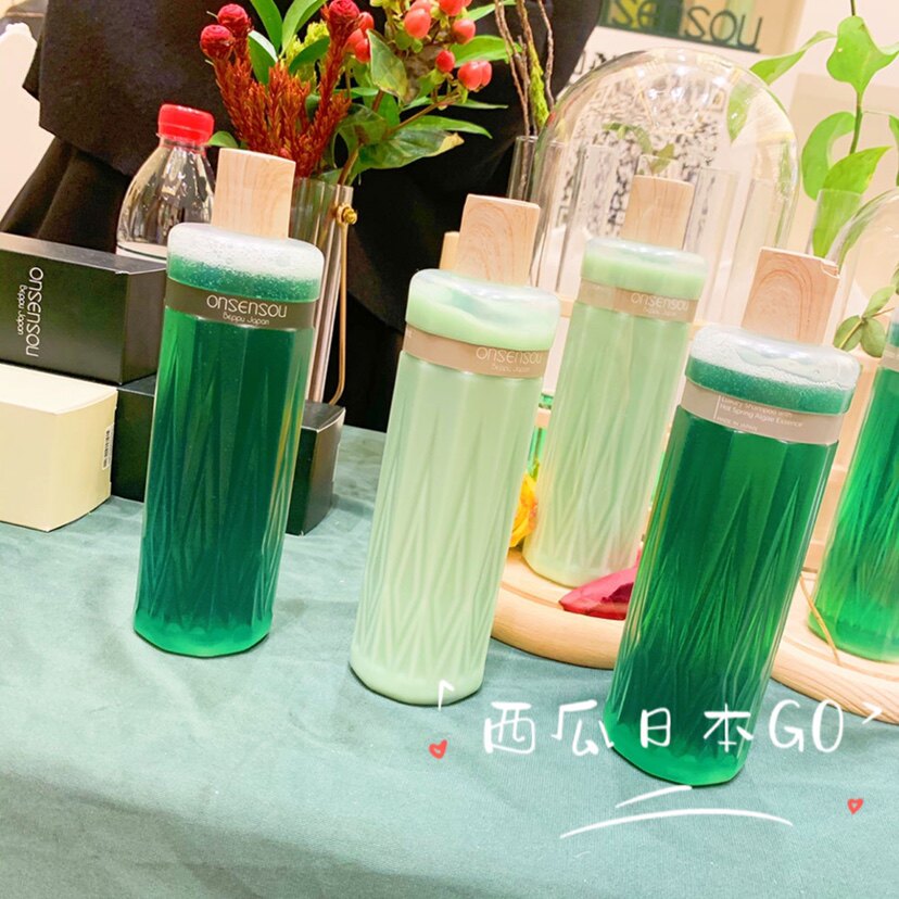 Japanese onsensou natural spa algae shampoo to the hair and control the oil to desquate the hair