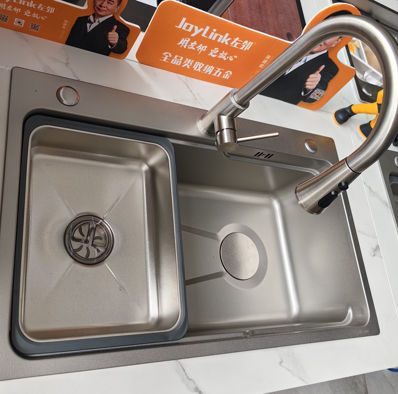Left Neighbor's 304 Stainless Steel Kitchen Sink with Pull-Out Faucet, Rotating Hot and Cold Water, Universal Telescopic