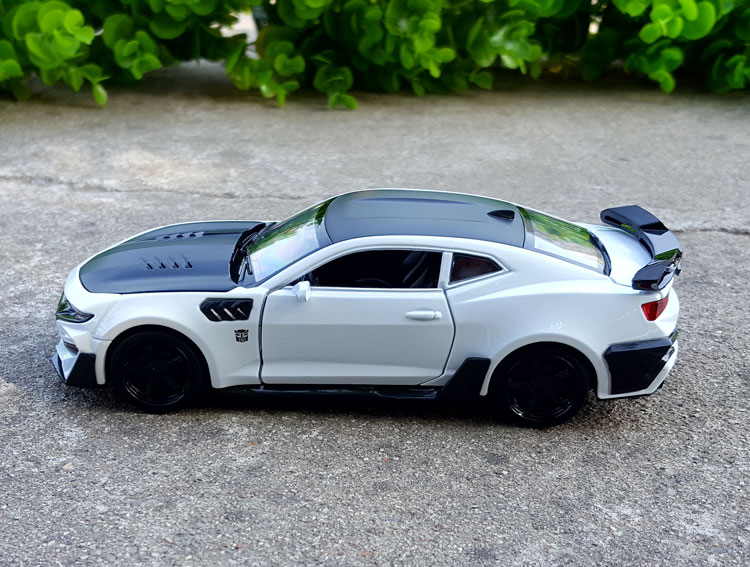 1:32 Mô hình xe hợp kim Chevrolet Hornet Mô phỏng Meralo Mô hình xe hơi bằng kim loại Âm thanh và ánh sáng Trang trí xe - Chế độ tĩnh đồ chơi thông minh cho bé 2 tuổi