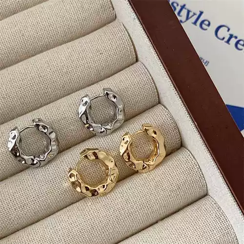 Металлическая сумка, небольшие дизайнерские серьги, легкий роскошный стиль, тренд сезона