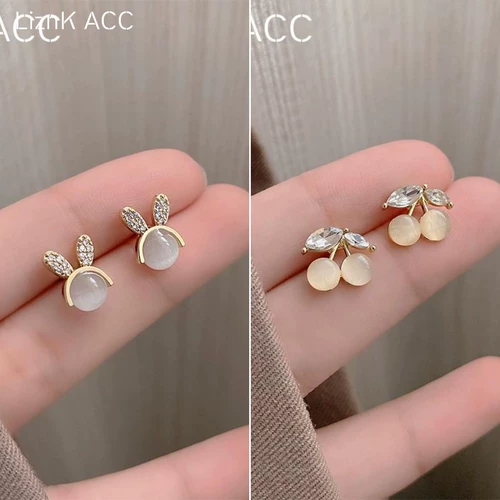 Маленькие изысканные небольшие дизайнерские серьги, кошачий глаз, тренд сезона