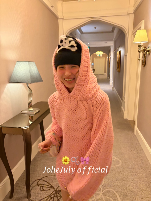 Joliejuly Pure Handmade Heavy-Duty Knit Sweater with Hood in Peach Pink Joliejuly Pure Handmade Heavy-Duty Knit Sweater with Hood in Peach Pink