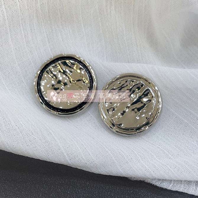British-Style Water Ripple Silver Shiny Minimalist Unisex Suit Knit Cardigan Jacket Trench Coat with Shoulder Button Decoration