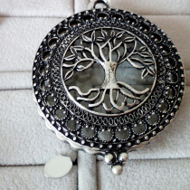 The retro magnifying glass necklace famous for its beauty