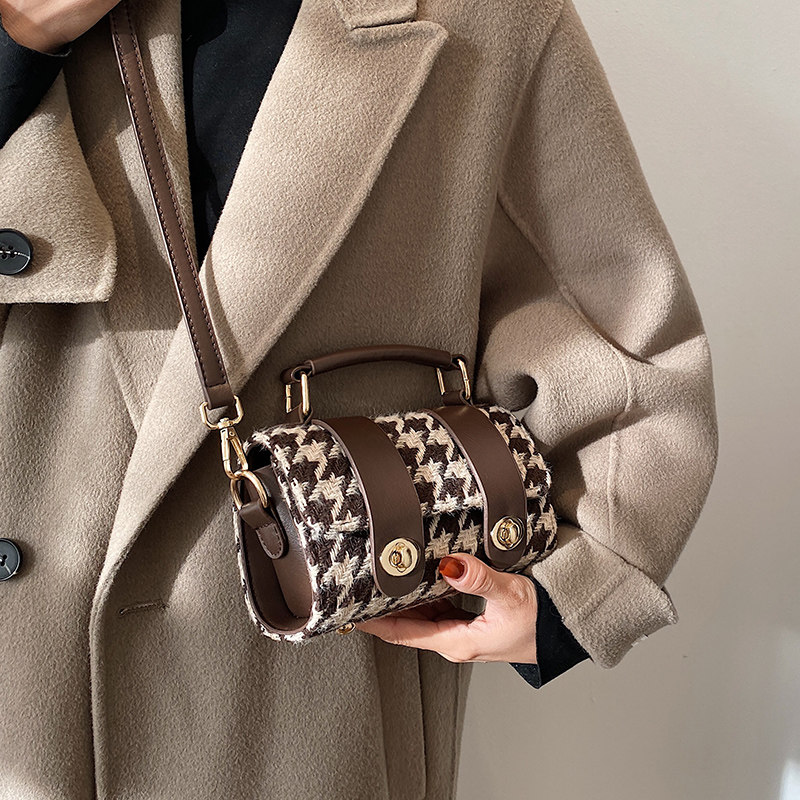 Small Bags Women 2021 New Fashion Nets Red Tides Women's Bags Slanted Satchel Carry-on Advanced Sensation Small Crowd Boston Round Bag