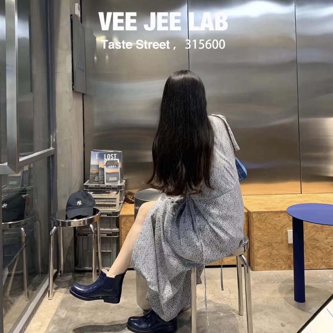 Rain shoes fashion rain gear Joycorn Chelsea patent leather wear to wear church flat rain boots