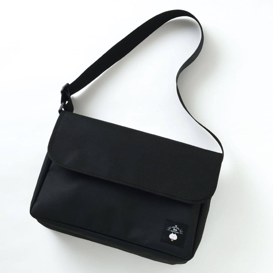 Japanese book magazine Article 5th Entrusted Bag Single Shoulder Bag Slanted Satchel MAGIC PATCH CLOSURE CAN BE RELEASED B4