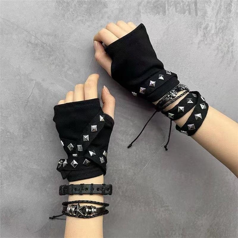 Y2K subculture punk style metal buckle half-finger gloves, two-dimensional cosplay, super cool wasteland style sun protection sleeves for comic conventions.