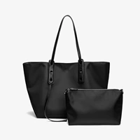 Версия с черной магнитной пряжкой имеет подпадку