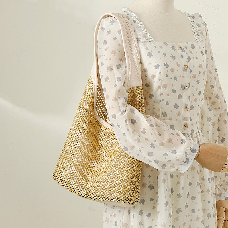 2022 New tide leisure resort Tot package female large capacity small package popular hollow weaving handbag