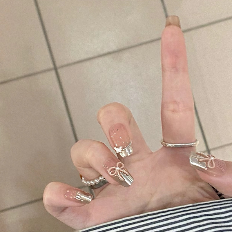 Cute and Sweet Student Nail Art, Sweet and Cool Style, Silver Magic Mirror French Manicure, Bow Nail Art, Handmade Hand-Painted Nail Art Cute and Sweet Student Nail Art, Sweet and Cool Style, Silver Magic Mirror French Manicure, Bow Nail Art, Handmade Hand-Painted Nail Art