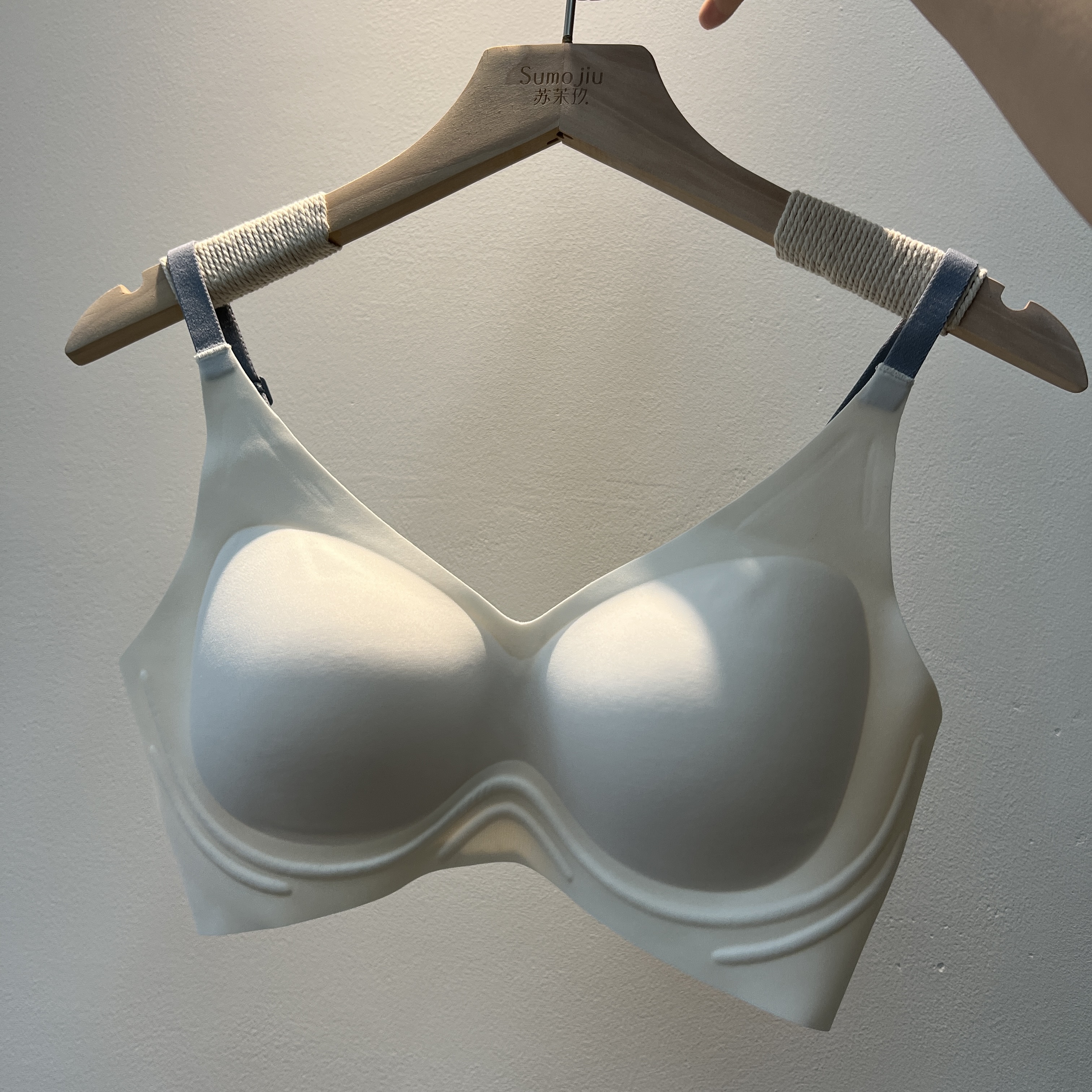 Great to wear, no feeling and comfort, memory soft support, no trace, no bondage, no steel ring, sports glossy bra