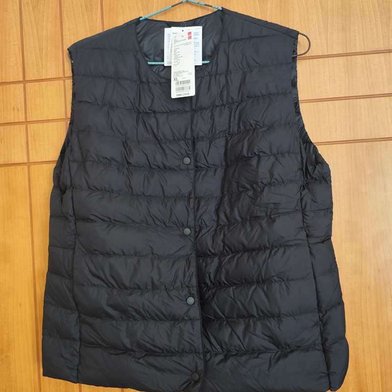 Uniqlo Women's down Vest Lightweight Portable 478576 Genuine with Complete Tags