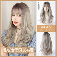 Грубо, выбирая длинные вьющиеся волосы сладкой королевской девушки -кровь с серой кровью (верхняя часть головы)