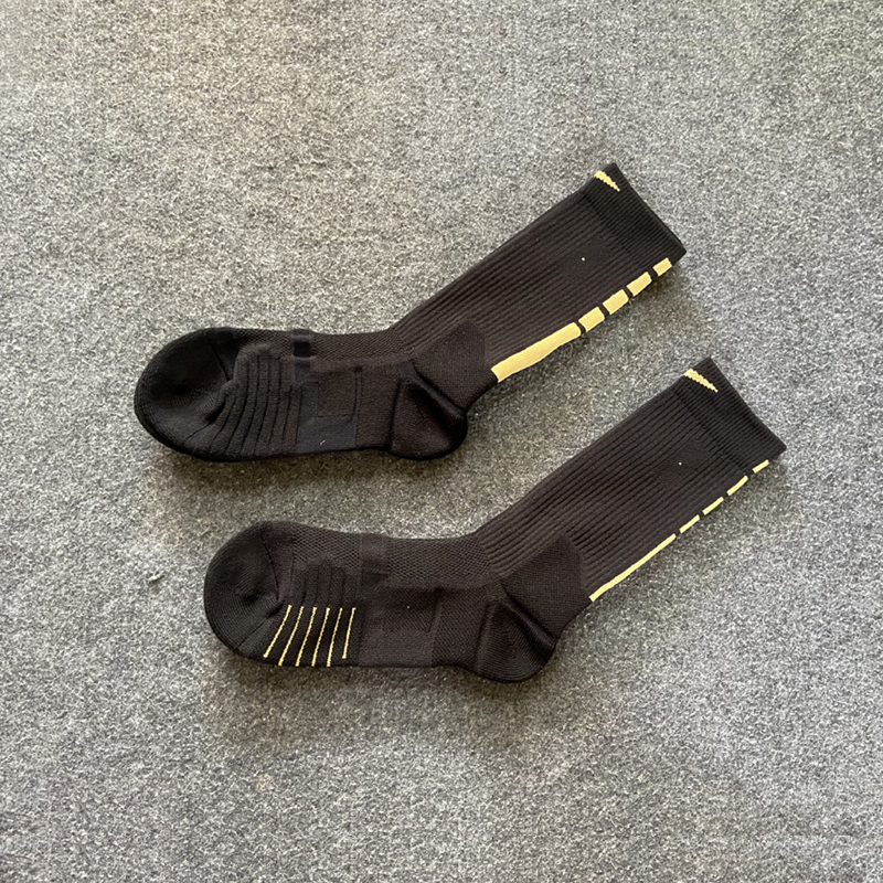 Player Version Quick High-Top Basketball Socks, Left and Right Foot Towel Bottom Wrap, Non-Slip, Good All-Star Black and Gold Color Scheme Player Version Quick High-Top Basketball Socks, Left and Right Foot Towel Bottom Wrap, Non-Slip, Good All-Star Black and Gold Color Scheme