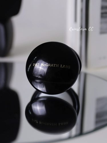 Фиксированная лапша макияжа Пэт МакГрат слегка яркая и естественно изменяла порошок для длительного макияжа