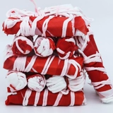 Красный и белый треугольный флаг Стройный площадка Изоляция красного и белого флага Строительственного флага Флаг предупреждения о зоне изоляции красной и белой полосы зоны