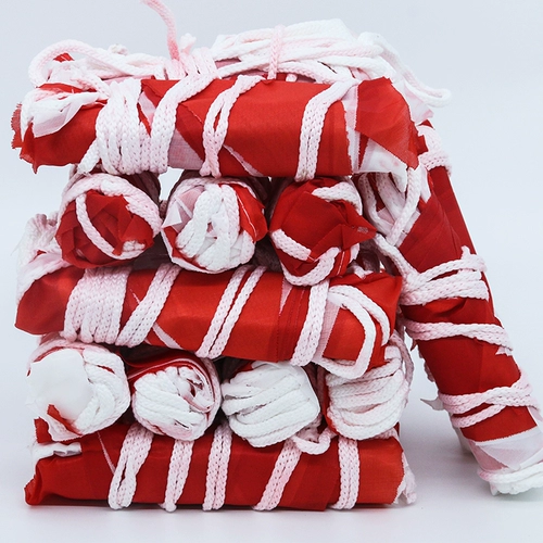 Красный и белый треугольный флаг Стройный площадка Изоляция красного и белого флага Строительственного флага Флаг предупреждения о зоне изоляции красной и белой полосы зоны