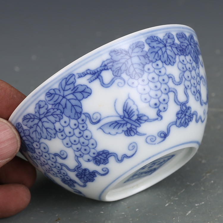 中国 大明成化年製  青花飛蝶文小壺 中国 大明成化年製 青花飛蝶文小壺