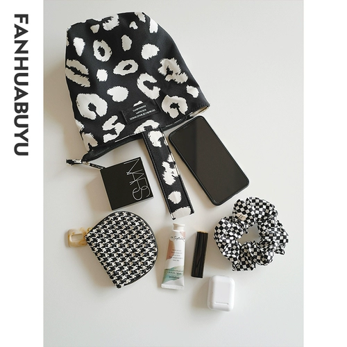 梵花不语 Новая леопардовая узор маленькая сумка Женская черно -белая сладкая сумка для рук женская нишевая ниша японские пульесатовые точки