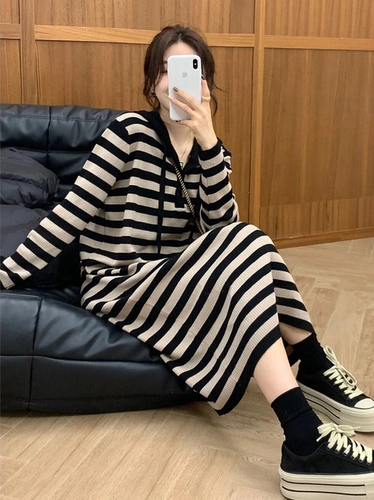 Дизайнерское демисезонное трикотажное платье с капюшоном, юбка для отдыха, тренд сезона, подходит для подростков, по фигуре