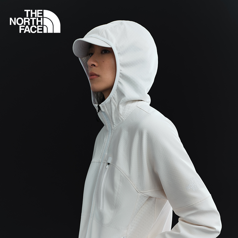 25秋北面女款棋盘格软壳外套真能抗风又出片？