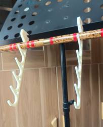 플루트 스탠드는 간단한 수직형 플루트 걸이를 전문으로 합니다. 각 플루트를 악보대에 고정할 수 있어 편리한 무대 연주가 가능합니다.