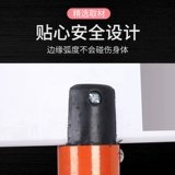 Капитальная столовая легкая атлетика обучения маленькой колоночной гонке, оценивающая начальная и средняя школа, пересекают регулируемые джамперские стойки вверх по течению