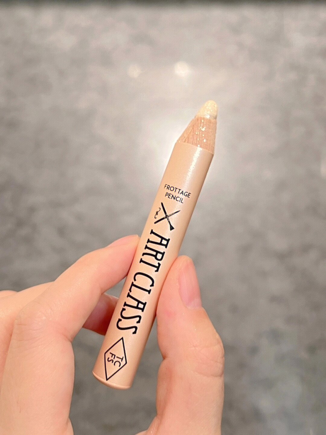 Лежа шелкопряда 香槟奶白色无辜妈生感 too cool for school涂酷卧蚕笔01珠光提亮