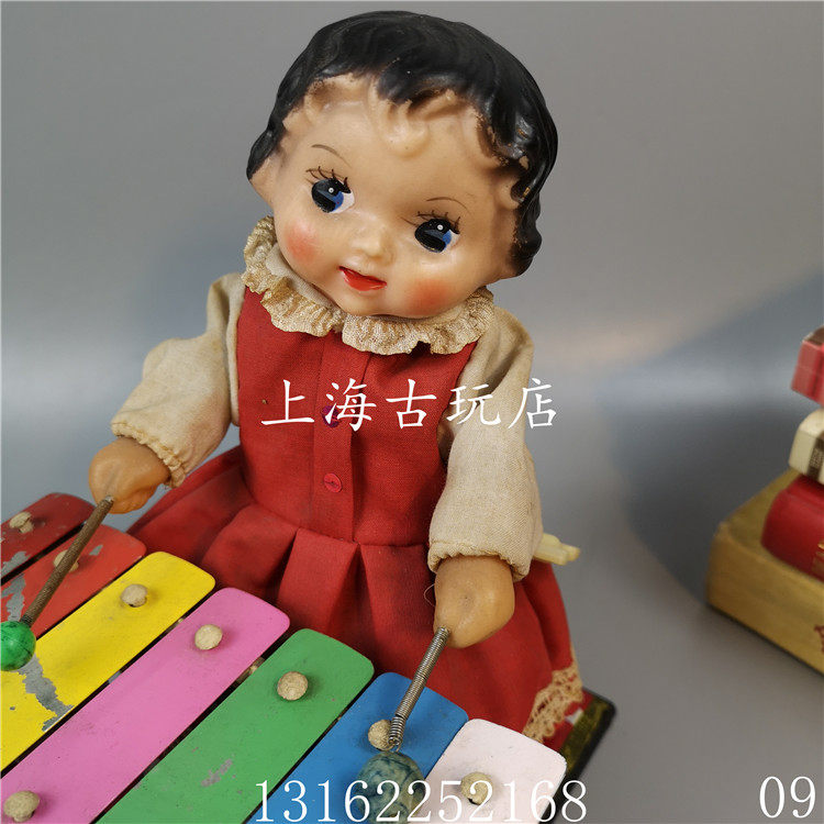 товар из китая 老上海古玩铁皮玩具民国古董敲琴娃娃摆件横店上海租赁 经典红色