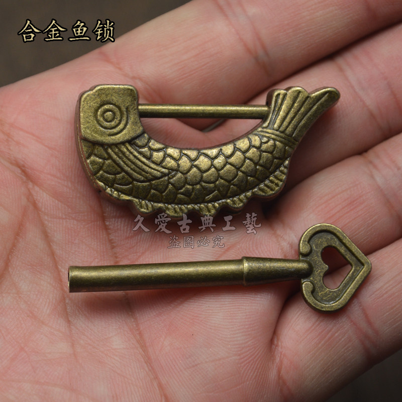 Chinese imitation antique lock zinc alloy small lock fish lock wooden case door transverse open padlock first decoration case retro key lock decoration lock