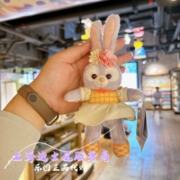 Владелец выбирает лицо и смотрит на подвеску Dailu Dailu Spring 23