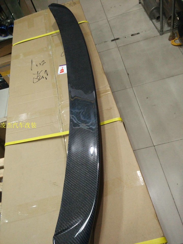 Sư tử biển Hiace 05-17 hai loại ba loại bốn loại MTS phần đuôi bằng sợi carbon đặc biệt đuôi lướt gió ertiga 2020