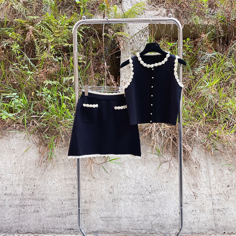 French Style 2025 Spring/Summer Pearl Hand-Crocheted Floral Decoration Sleeveless Chanel-Style Knitted Vest