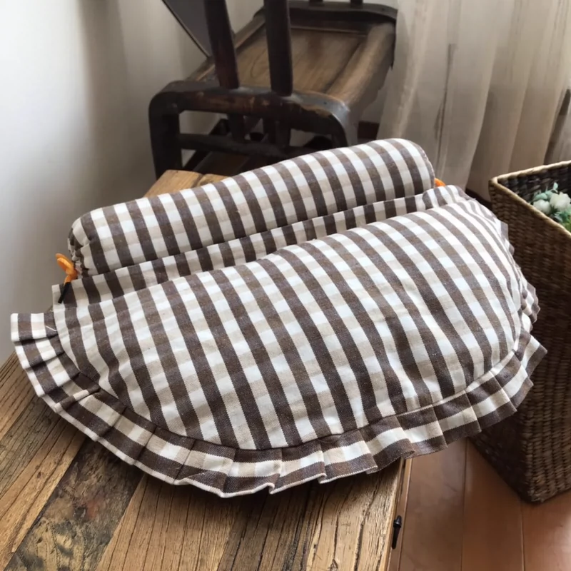 Nhà của chị Lưu, một sự kết hợp giữa những chiếc gối bằng vải bông và vải thô cũ, chứa đầy vỏ kiều mạch hạng nhất, cho bạn một giấc ngủ ngon - Gối