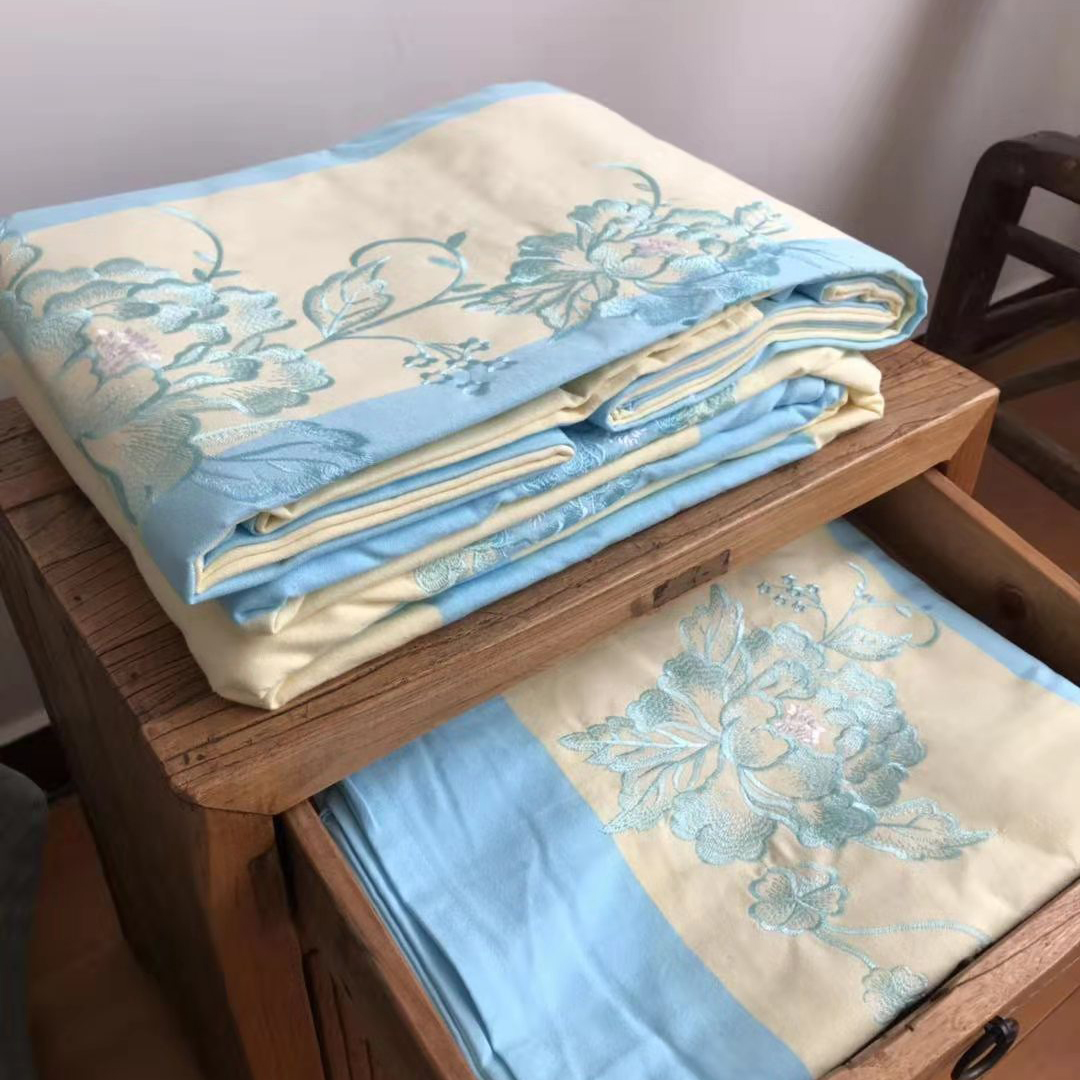 Sister Liu's family to help workers clean up four sets of high-end embroidery plied cotton