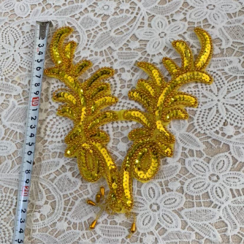 An Fengwei sequin to the neckline of the flower.
