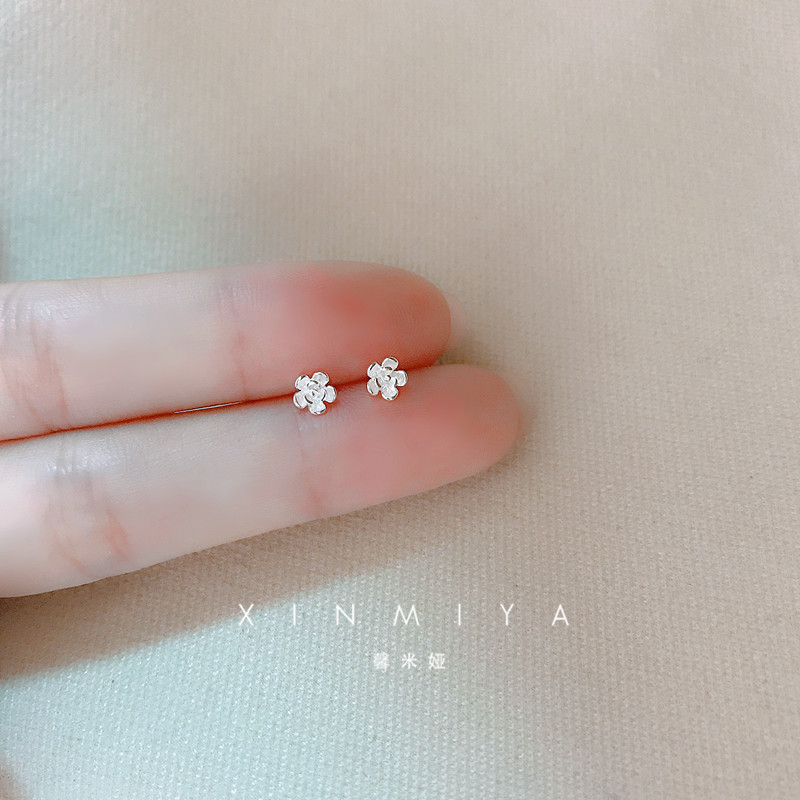 Mini small cherry blossom S925 pure silver earshot female silver earbone student temperament 100 lap fresh and small to raise the ear
