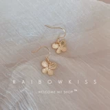 Милые золотые свежие серьги, 18 карат