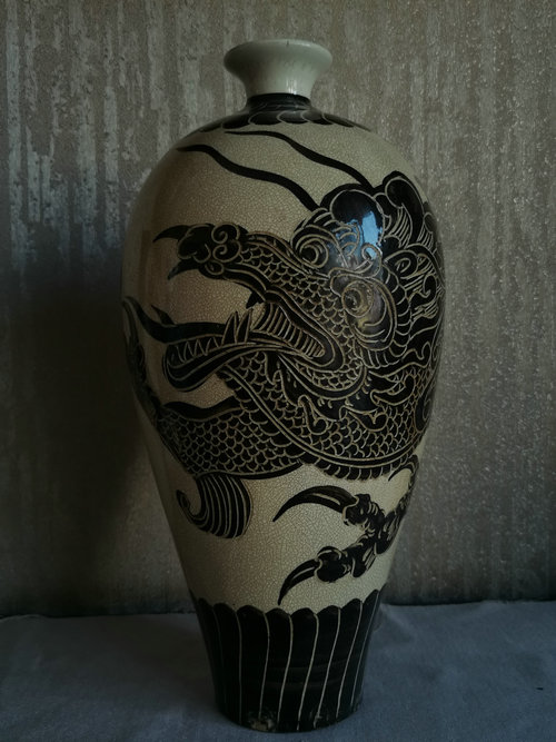 宋磁州窑白釉地剔花黑花龙纹梅瓶