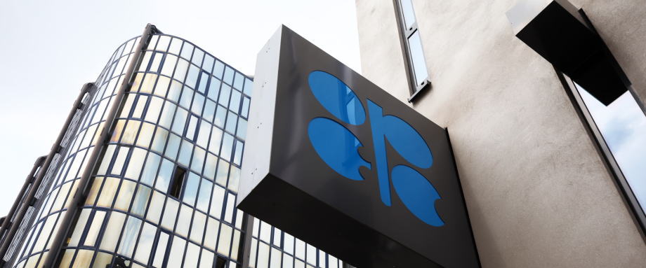 美银美林称，石油输出国组织(OPEC)及其盟友严格执行减产协议，再加上包括美中贸易协议在内的积极经济进展，可能会在2020年第二季前将布伦特原油价格推升至每桶70美元。