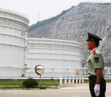 目前的汽油出口利润率对中国的石油巨头不那么有吸引力，国内裂解价差为每桶20美元，而主要出口市场新加坡的裂解价差不到每桶10美元...