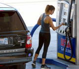 从长远来看，美国汽油上涨1美分/加仑，每年将损失约11.5亿美元的消费支出。这意味着第二季度汽油下跌1.30美元/加仑，使其他消费支出增加...