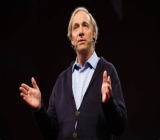 全球最大对冲基金桥水创始人达里奥周二在接受采访时表示，目前美国经济扩张正处于第七个年头，这种状况还能持续两年左右。之后，经济衰退可能会引发一场更缓慢、更严重的危机。