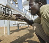 周一美原油5月期货合约一度下跌逾20%，刷新1999年3月以来新低至14.47美元/桶，受围绕全球储油空间在迅速用尽的担忧影响，而此前产油国达成的减产协议被证明不足以...